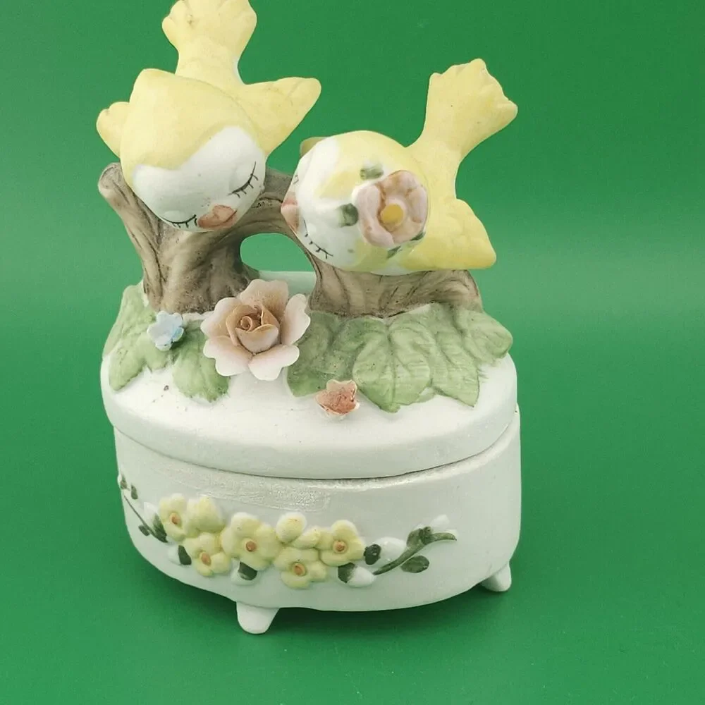 Vtg Lefton Kissing Lovebirds, Yellowbirds Trinket Jewelry Box 3 inch Tall Cute